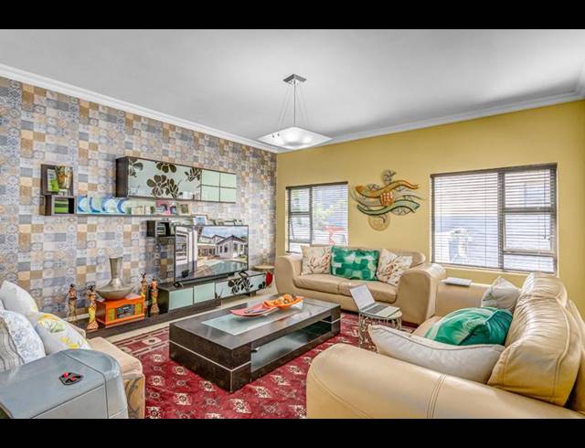 5 BEDROOM TOWNHOUSE FOR SALE IN BLUE VALLEY GOLF ESTATE